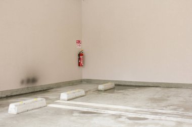 Duvardaki yangın söndürücü.