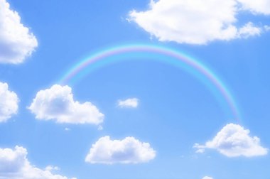 Gökyüzünde gökkuşağı ve beyaz bulutlar