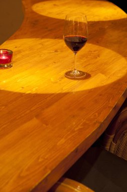 Arka plandaki masada şarap kadehi var. Kapatın.