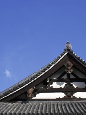 Mavi Gökyüzü Arkaplanı 'ndaki Japon Tapınağı' nın alt görüntüsü 