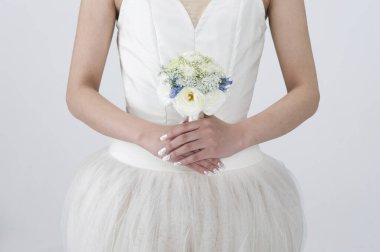 Gelinlikli güzel gelinin yakın plan görüntüsü..            