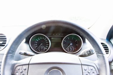 Araç gösterge paneli hız göstergesi ve direksiyonu gösteriyor