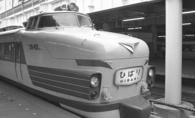 Yansımalar, Japon raylarındaki zemini kaplayan parlak tren boyunca yayılıyor..