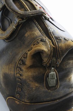 Beyaz arka planı olan eski deri çanta.