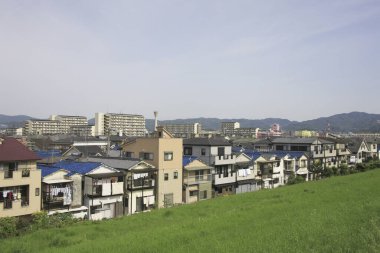 Şehir manzarasının havadan görünüşü modern binaları ve sokak planlarını gösteriyor