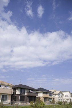 Modern binalar, bulutlu mavi gökyüzü