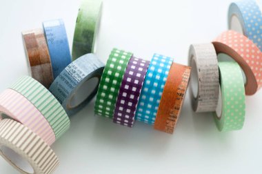 Beyaz arkaplanda izole edilmiş renkli kurdeleler..