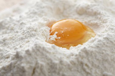 Çiğ yumurta ve un, yakın plan.