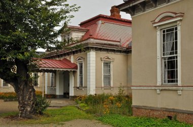 Şehirdeki eski tarihi bina cephesi 