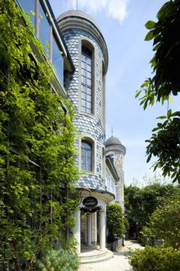 Eski kasabada ağaçları olan güzel bir mimari.