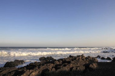 Okyanustaki dalgalar ve kayalar
