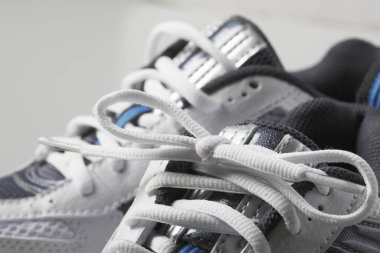 beyaz arkaplanda spor ayakkabıları