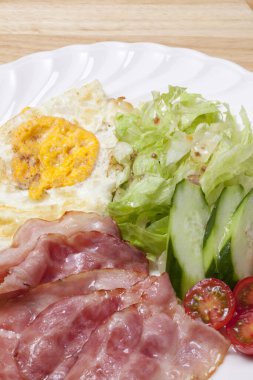 Domuz pastırması ve sebzeli sahanda yumurta, yakın plan.   