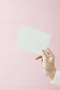 Pembe arka planda el ele tutuşmalar. tasarım için modelleme.