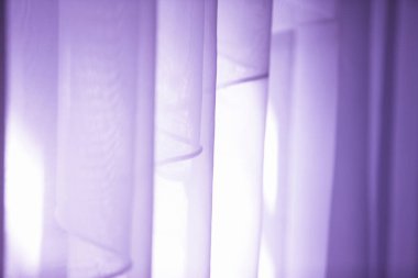 Penceredeki perdeyi kapat.