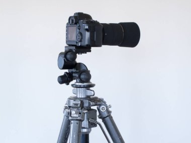 Stüdyoda tripodun üzerinde profesyonel kamera 