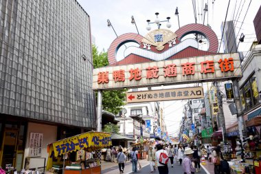 Kimliği belirsiz insanlar Japonya 'daki sokak pazarından alışveriş yapıyor.