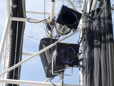 Olay için metal sahne ışıkları sabitlendi