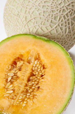 Beyaz arka planda taze organik kavunun yakın plan görüntüsü.