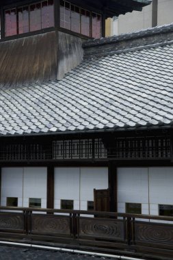 Barışçıl güneşli köy caddesinde eski tarz Japon evleri