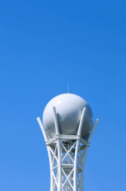 Mavi gökyüzü arkaplanındaki uydu anteni