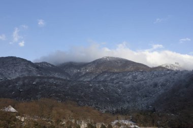 Kışın bulutlu arka planda dağların manzarası