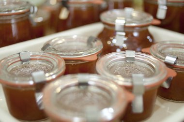 Arka planda cam kavanozlara sıkıştır, kapat.