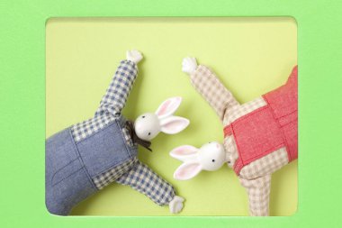 Sarı arka planda sevimli oyuncak tavşanlar, el yapımı konsept. 