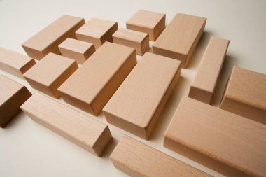 Beyaz arkaplanda tahta bloklar, kapatın