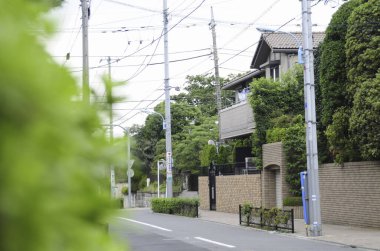 Japonya 'nın çağdaş kentsel mimarisinin gündüz görünümü.