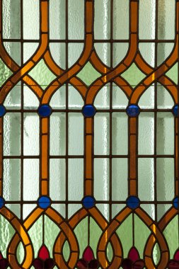 Renkli desenli ve desenli boyalı cam pencere