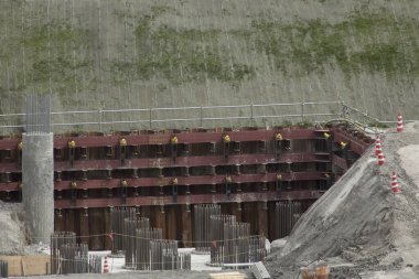 Arkasında büyük bir bina olan bir inşaat alanı.