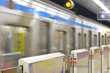 Şehirdeki metro istasyonunun bulanık arkaplanı 