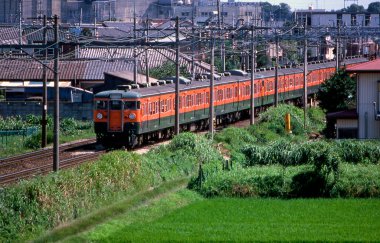 Tren demiryolunda ilerliyor.