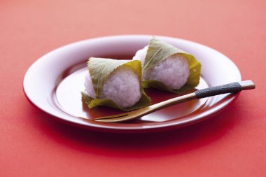 Küçük Japon Mochi tatlısı, çiğnenmiş Asya rikekleri.