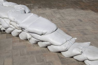 Beyaz arka planda bir sürü siyah çöp torbası var.