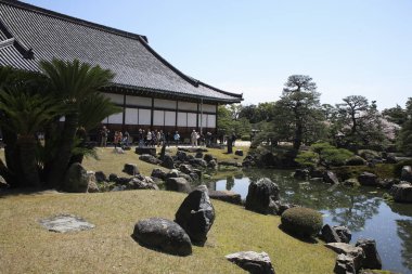 Geleneksel Japon mimarisinin güzel manzarası