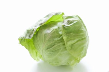 Beyaz arka planda taze yeşil marul