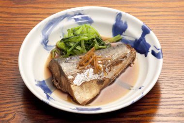 Japon mutfağı. Arka planda tabakta lezzetli balıklar