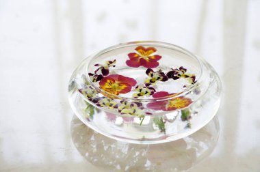 Vazoda bir buket taze çiçek, çiçek kompozisyonu 