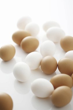 Taze organik tavuk yumurtalarının yakın plan görüntüsü          