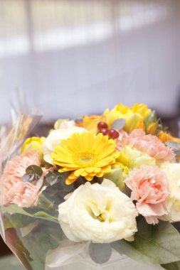 Vazoda güzel bir buket çiçek.