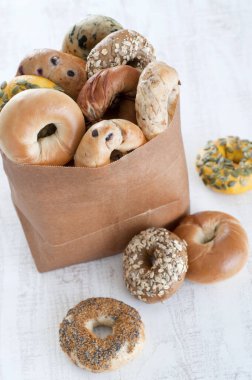 Beyaz arka planda taze simit 