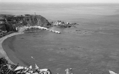 Deniz boyunca kıyı şeridi kıvrımları nefes kesici bir manzarayla.