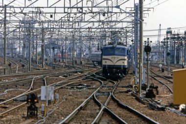 Tren demiryolunda ilerliyor.