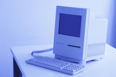 Odada klasik beyaz bilgisayar klavyesi