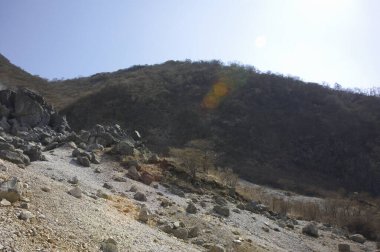 Dağlar berrak, parlak mavi gökyüzünün altında.