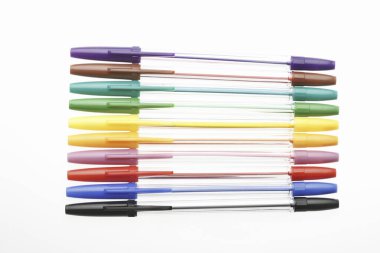 Beyaz arkaplanda renk kalemleri