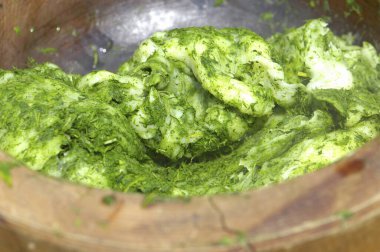 Geleneksel Japon yemeklerini hazırlıyorum.