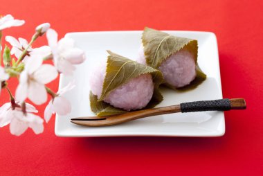 Küçük Japon Mochi tatlısı, çiğnenmiş Asya rikekleri.